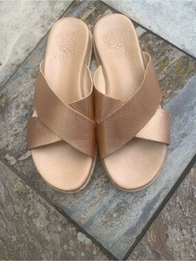 Gorgeous VINCE CAMUTO Sz 8m Gold Sandal